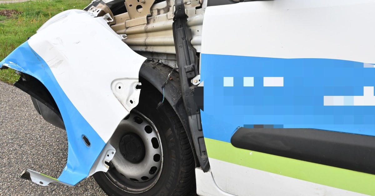 Motorrijder botst met auto in Breda en belandt in het gras