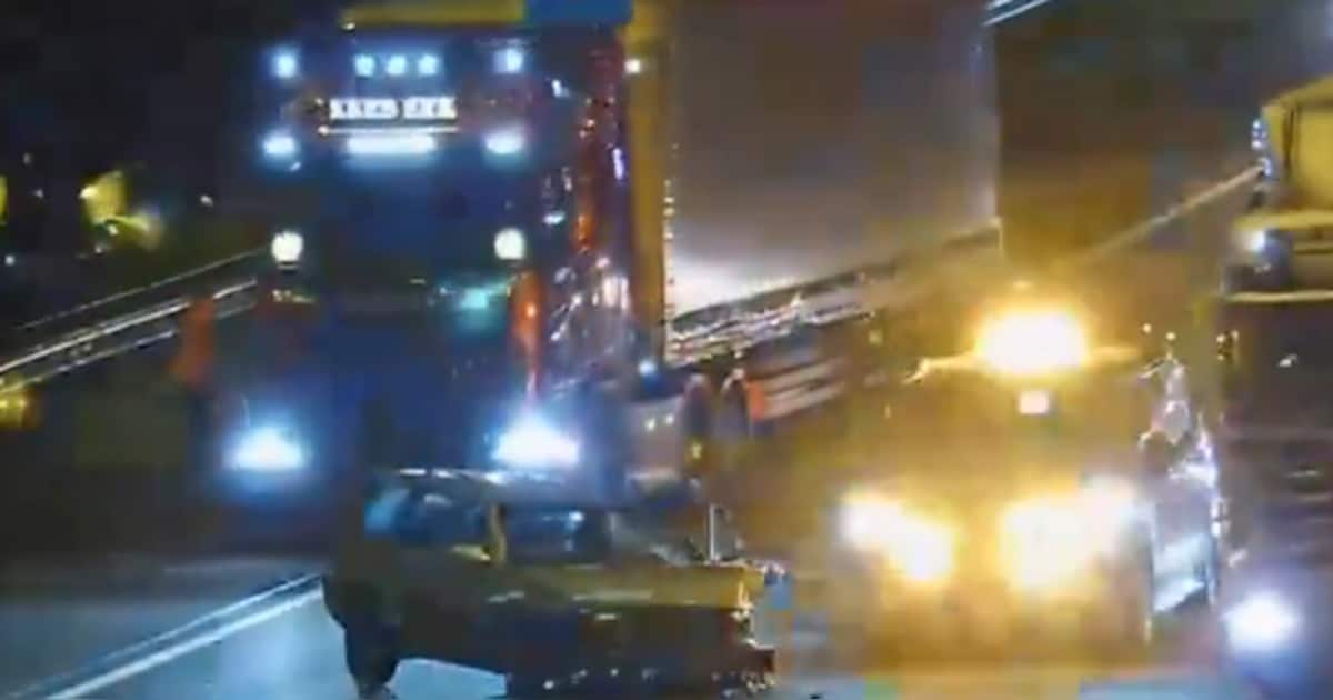 Auto belandt dwars op weg langs A2 bij Rosmalen, vrachtwagens rijden om ...