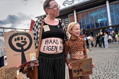 Met de buik vooruit komen Dolle Mina’s in Den Bosch op voor recht op abortus