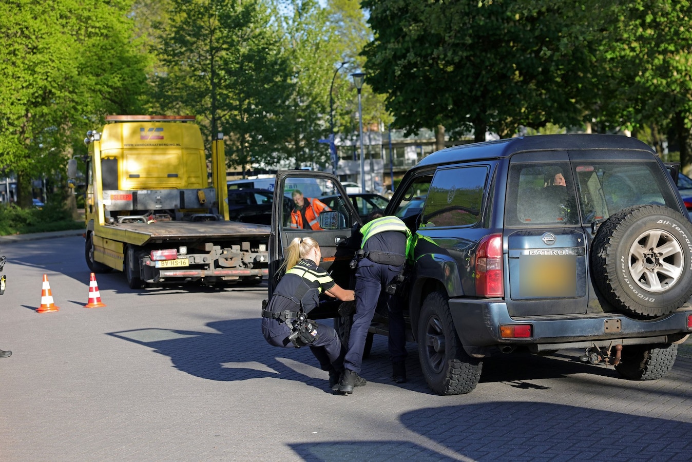 Vrouw met belastingschuld gebruikt geweld tegen agenten in Waalwijk ...
