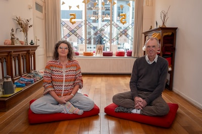 Vijf jaar meditatie in de stilste woonkamer van Tilburg: ‘De voordeur staat open, dus je weet nooit 