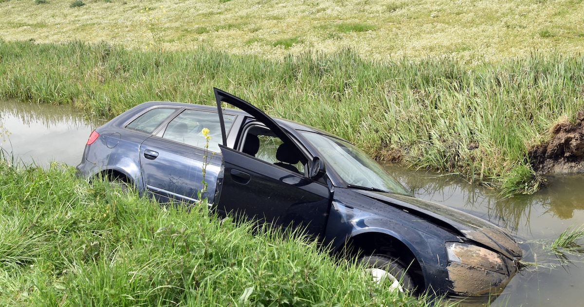 Auto belandt in sloot in Gameren, bestuurder hoeft niet naar ziekenhuis