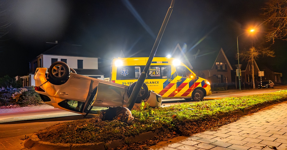 Inzittenden uit over de kop geslagen auto dumpen spullen en rennen ervandoor in Sint-Oedenrode