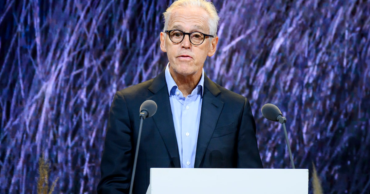 Journalist Derk Sauer gewond bij ongeluk met zeilboot.