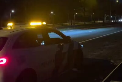 Man fietst op vluchtstrook van A59 bij Nuland, politie plukt hem van de weg