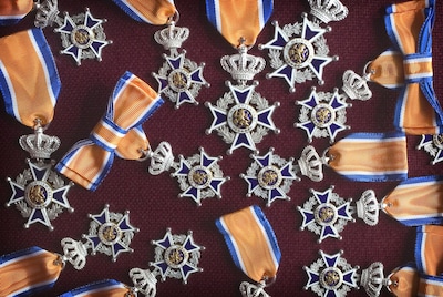 Lintjesregen in Son en Breugel: twee ridders en onderscheiding voor poetsvrouw die kazerne brandscho