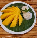 Verse mango met kleefrijst.