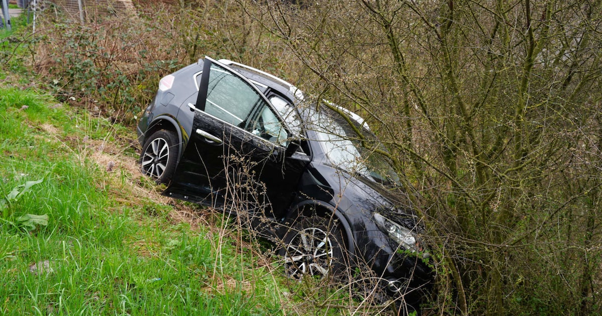 Familie met jonge kinderen en oma raakt van de weg na botsing in Sprang-Capelle