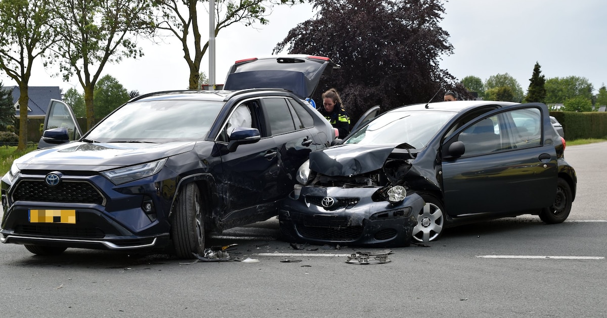Auto’s botsen op kruising in Kerkdriel, motorkap flink beschadigd