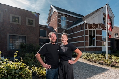Wesly (44) tovert dit bekende, maar verpauperde bedrijfspand in Vlijmen om tot een droomvilla