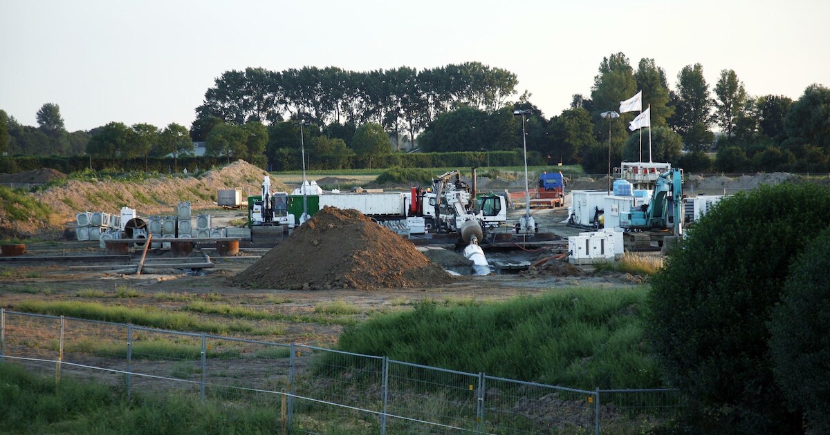 Pijpleiding verdwijnt onder de Maas