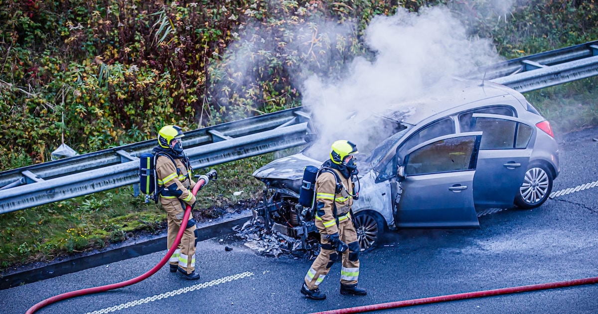 Auto vliegt in brand op de N279 Heeswijk-Dinther: voorkant volledig uitgebrand
