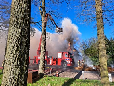 Woonboerderij verloren gegaan door forse brand in Heeze: brandweer massaal uitgerukt, veel rookvormi