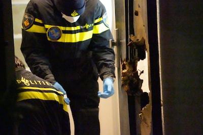 Ondanks cameratoezicht opnieuw explosie bij woning in Jan Luikenstraat in Oosterhout, enorm gat in v