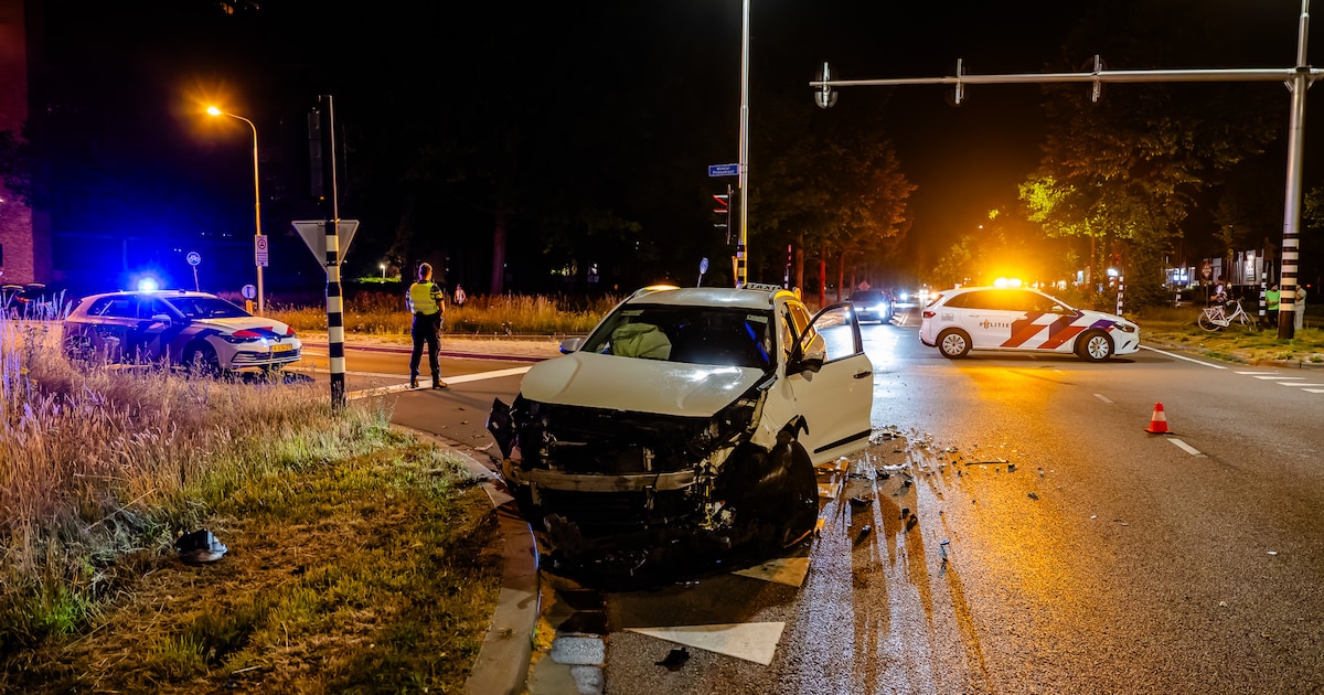 Taxichauffeur slaat op de vlucht na aanrijding in Tilburg, politie zet stroomstootwapen in.