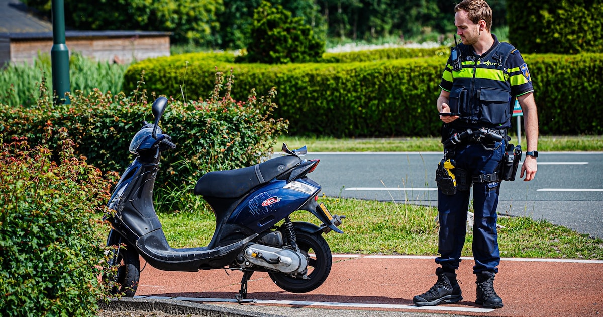 Scooterrijder raakt gewond aan hoofd bij botsing met auto in Schijndel