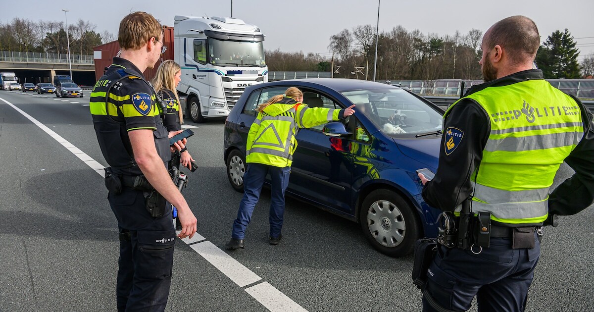Ongeval met twee auto’s op A16 bij Prinsenbeek: bestuur­ders negeren rood kruis, vrouw komt midden o
