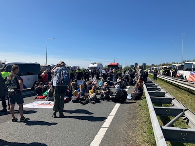 Zes activisten die opstopping op A12 bij Utrecht veroorzaakten, zitten nog vast
