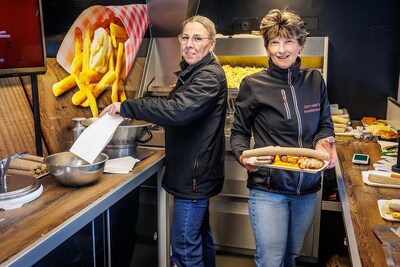 Jenneke (54) bouwde Jumbo-bus om tot snackwagen en camper: ‘Mijn geheim? 30 soorten simpele snacks’