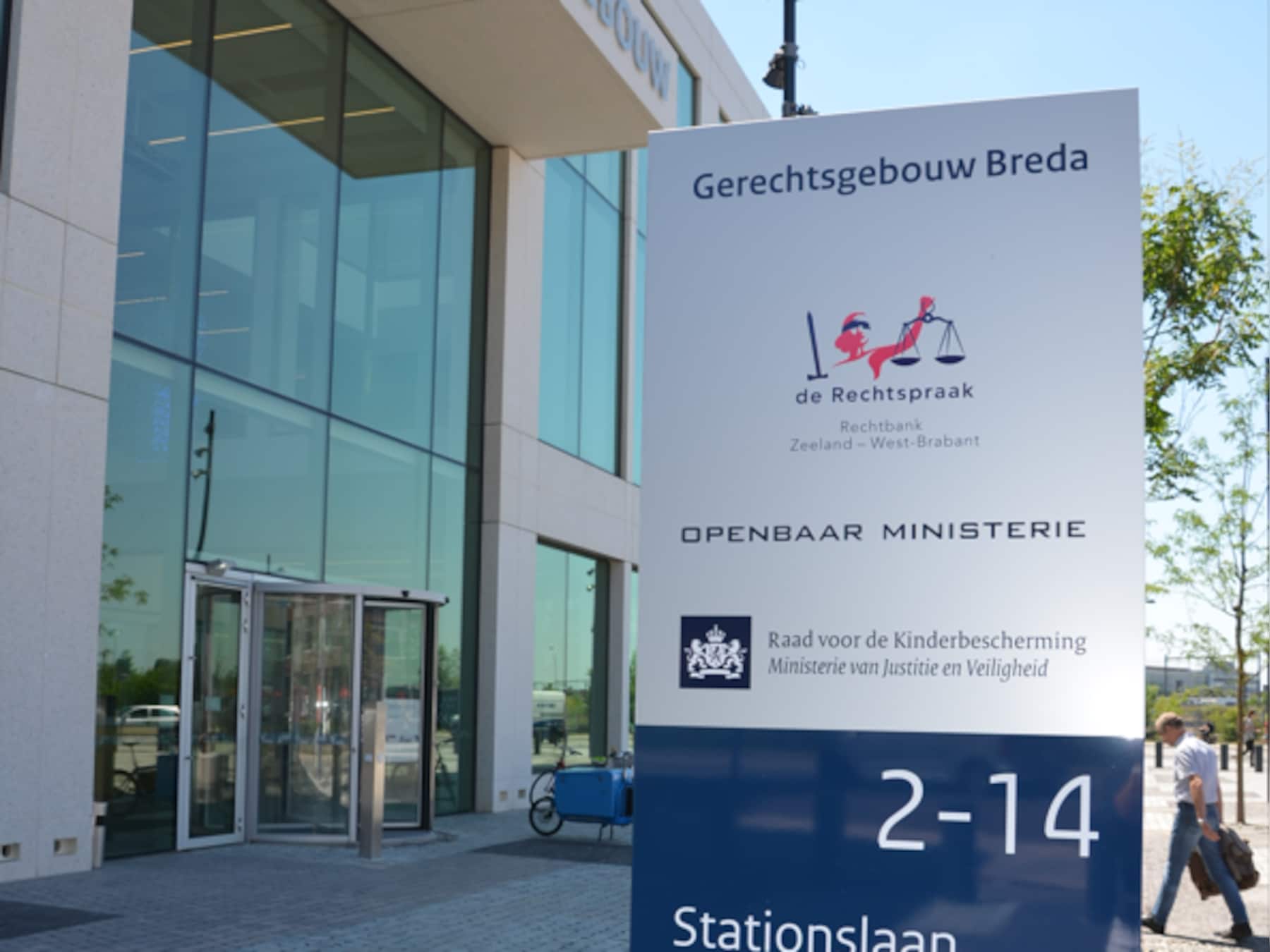 Tilburger (41) filmde talloze meisjes in pashokjes zwembad Stappegoor: ‘Het is een soort verslaving’