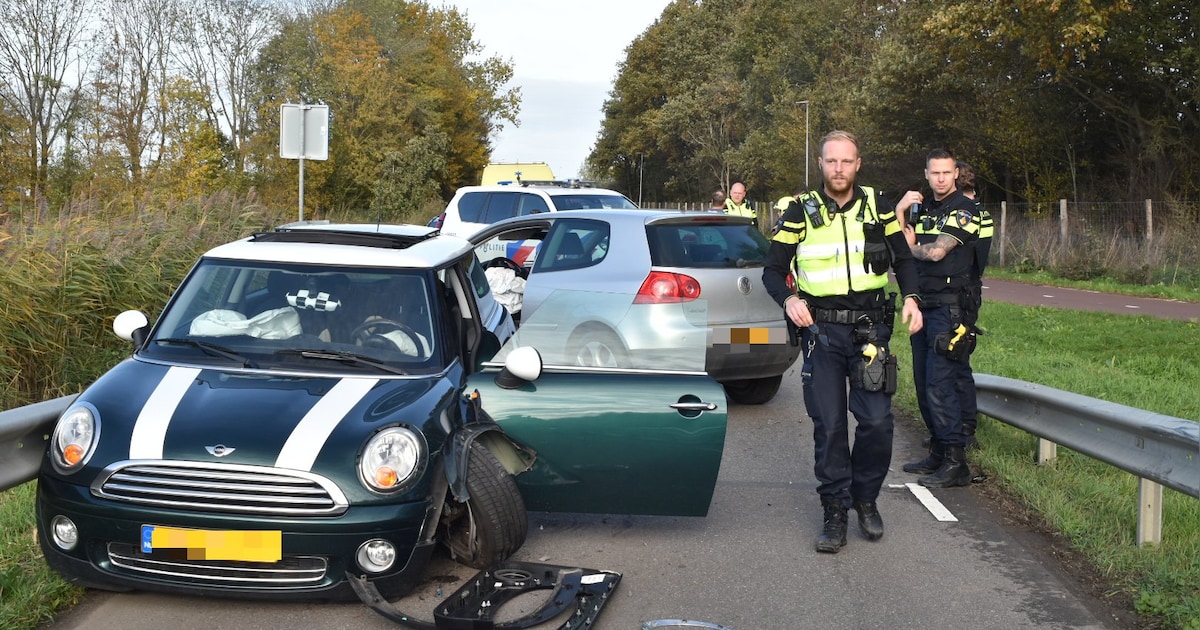 Twee gewonden bij botsing in Hedel: voertuigen fors beschadigd.