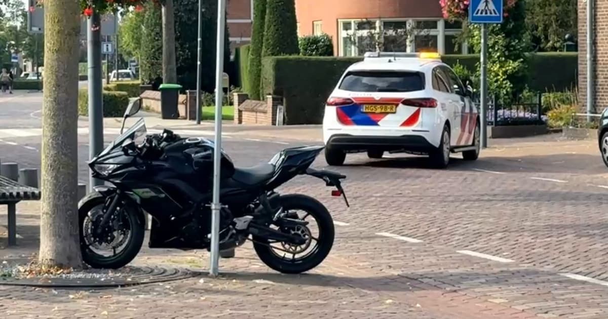 Motorrijder gewond bij botsing met auto in Volkel.