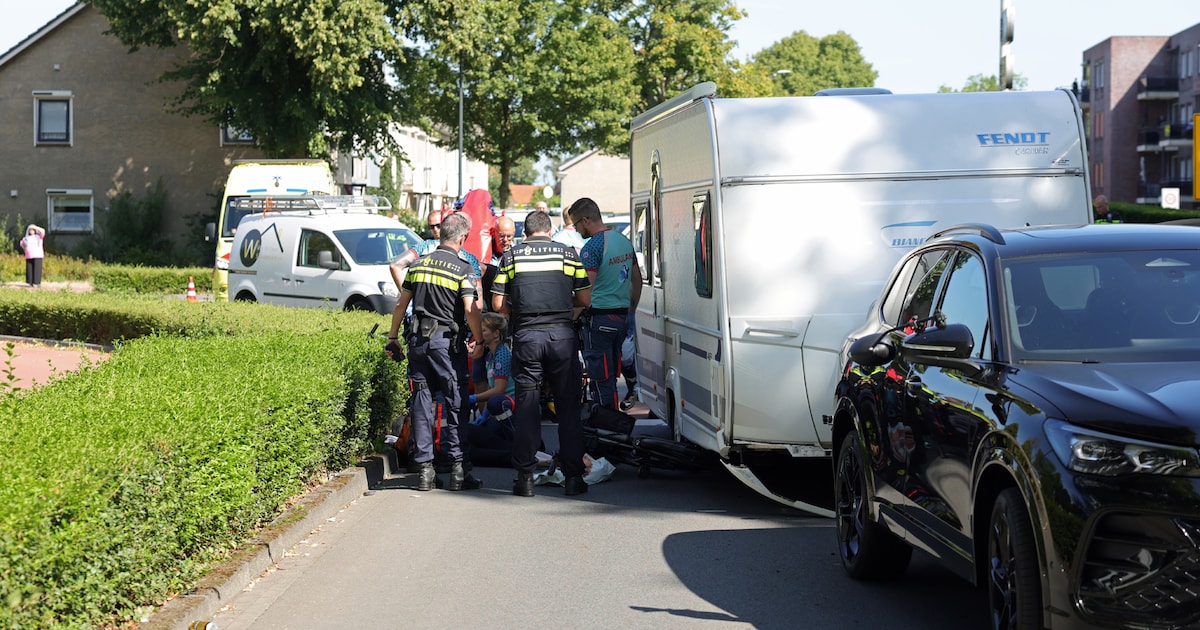 Fietsster zwaarge­wond: komt onder caravan terecht bij botsing.