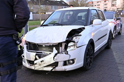 Auto flink beschadigd na botsing in Breda