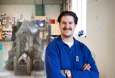 Deze kerk uit tien kilo kippengaas kostte Luuk bloed, zweet en tranen: ‘Het was het waard’