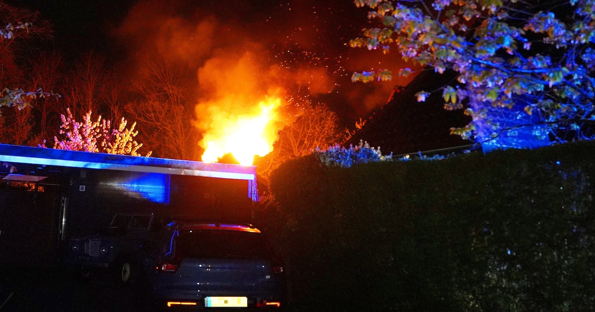 Vlammen slaan uit schuur achter woning Sint-Michielsgestel, brandweer moet van buitenaf nablussen
