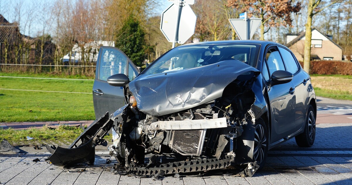 Twee voertuigen zwaar beschadigd bij botsing in Rijen, weg lag vol onderdelen