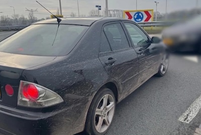 Roekeloze bestuurder uit Sint-Michielsgestel deelt zijn bizarre rijgedrag op Instagram, twee auto's in beslag genomen