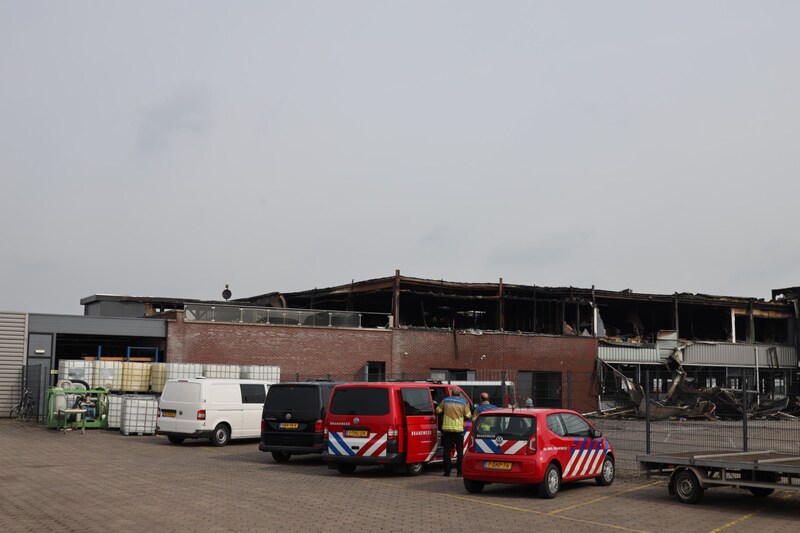 De brandweer blust maandag nog na in Werkendam. Zondag ging het hier gruwelijk mis.