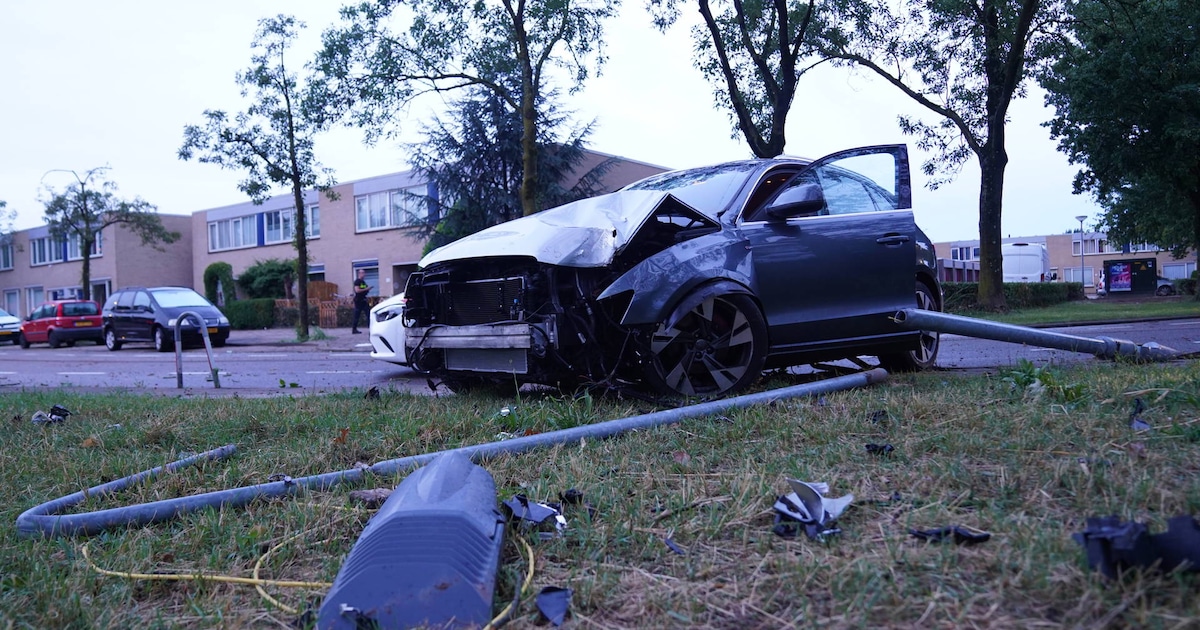 Dronken man naast auto na crash tegen lichtmast in Vught: ‘Ik zat niet achter het stuur’