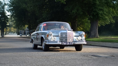 Exclusieve sport- en tourwagens rijden zondag de Eindhovensche rally