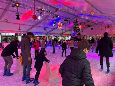(Video) Van voorzichtig glijden tot snelle rondjes: zo ziet het er op de ijsbaan op de Grote Markt u