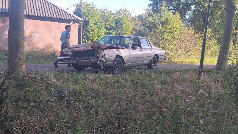 Klassieke auto botst tegen boom in Heeswijk-Dinther.