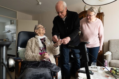 Haar lichaam is volledig op, maar toch krijgt Greet (91) geen plekje in verzorgingstehuis: ‘De urine
