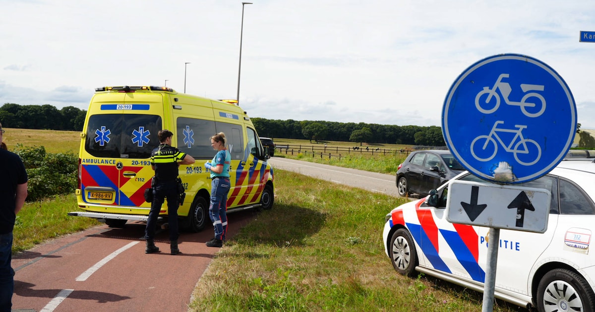 Scooterrijder naar ziekenhuis na botsing met auto in Drunen.