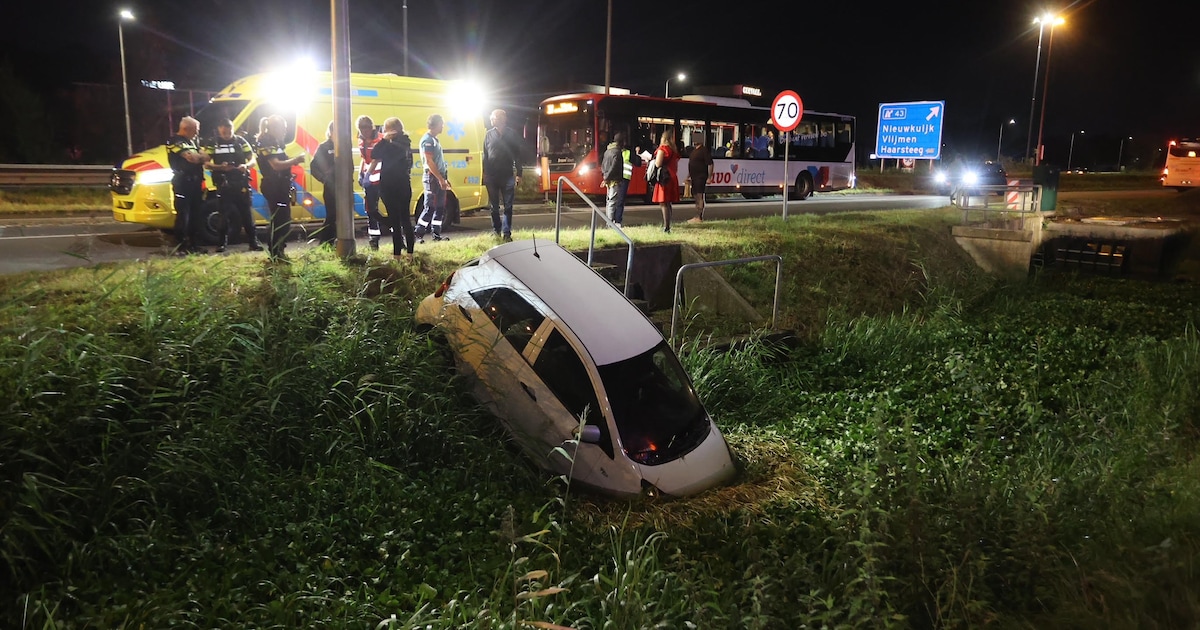 Automobiliste belandt met haar voertuig in de sloot na botsing met stadsbus in Nieuwkuijk.