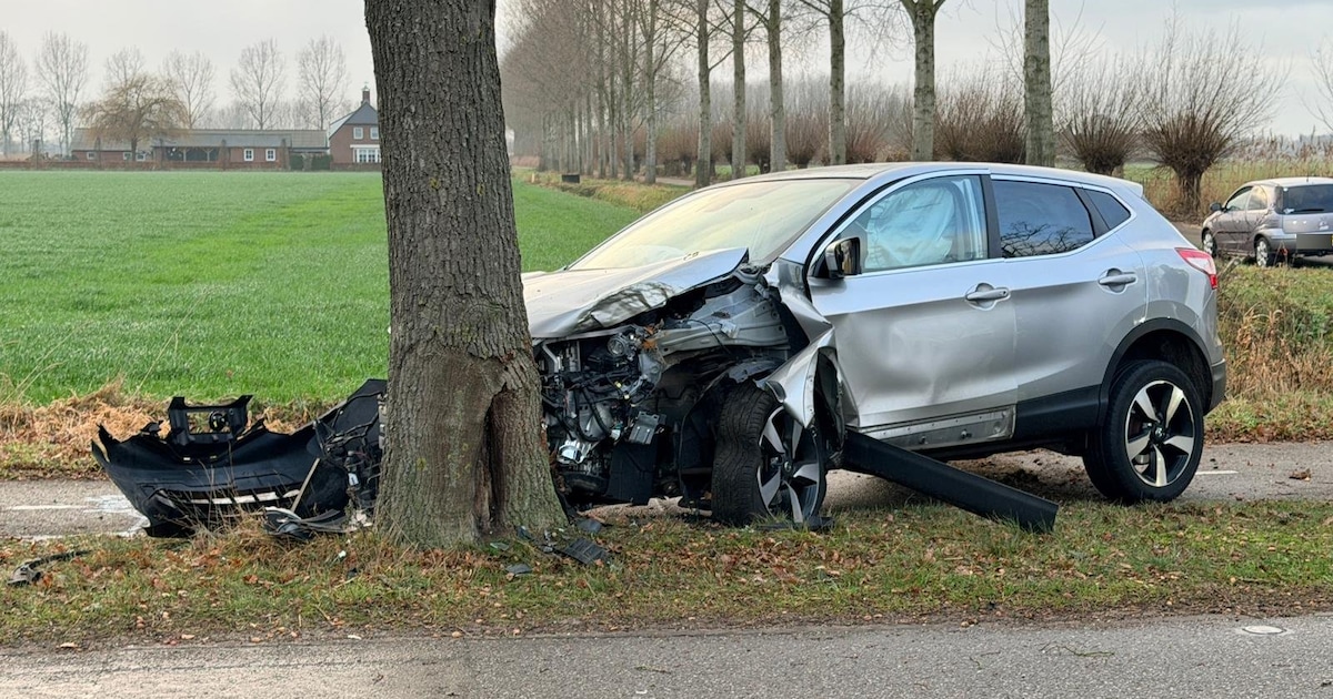 Auto raakt van de weg en botst tegen boom in Veghel, een gewonde naar het ziekenhuis