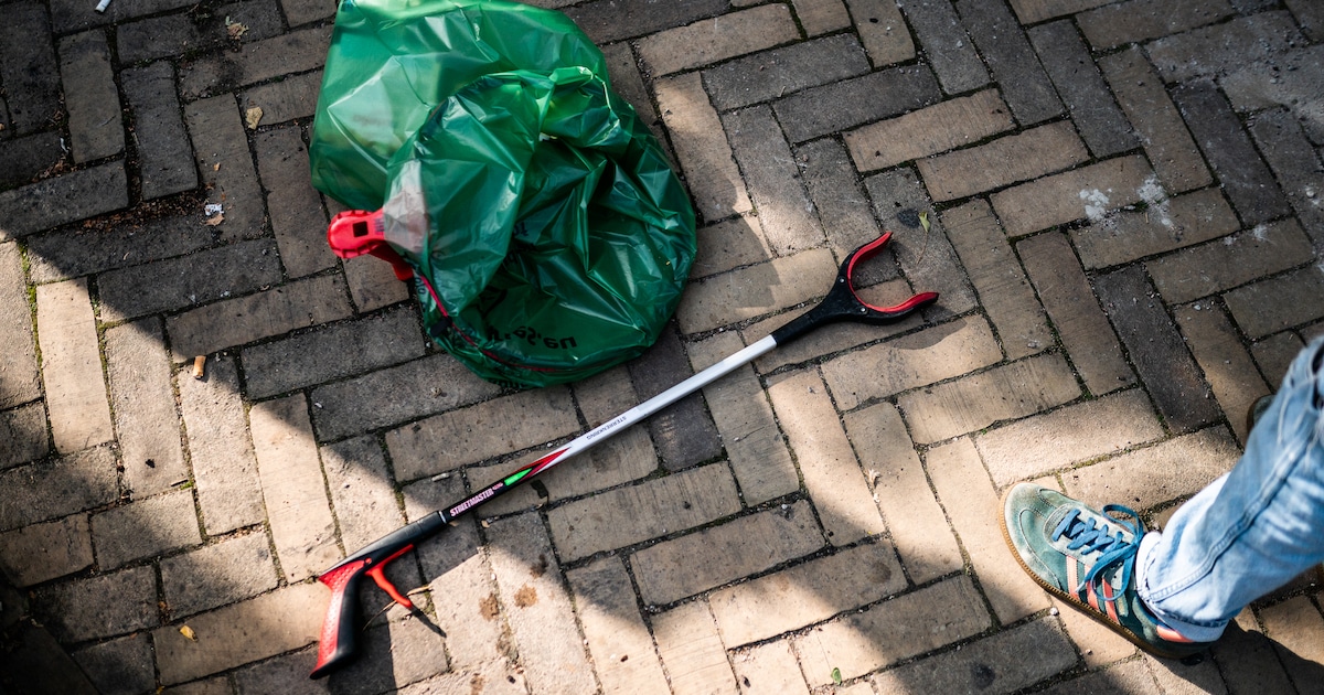 Zwerfafval opruimen in gemeente Maashorst tijdens Landelijke Opschoondag
