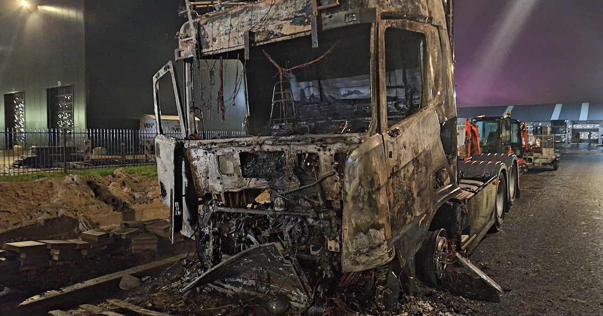 Vrachtwagen brandt volledig uit in Brakel, mogelijk brandstichting