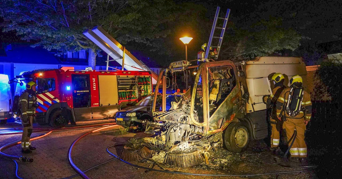 Twee veegwagens uitgebrand in Oss, politie onderzoekt mogelijk verband met brand in Geffen