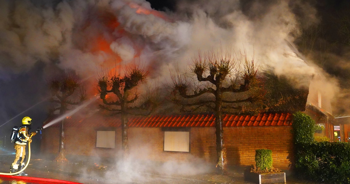 Huis verwoest door brand op rieten dak in Kerkdriel, mogelijk veroorzaakt door vuurwerk