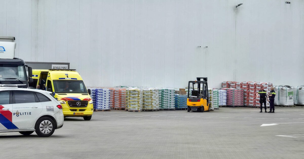 Man wordt geraakt door heftruck: met onbekende verwondingen naar het ziekenhuis