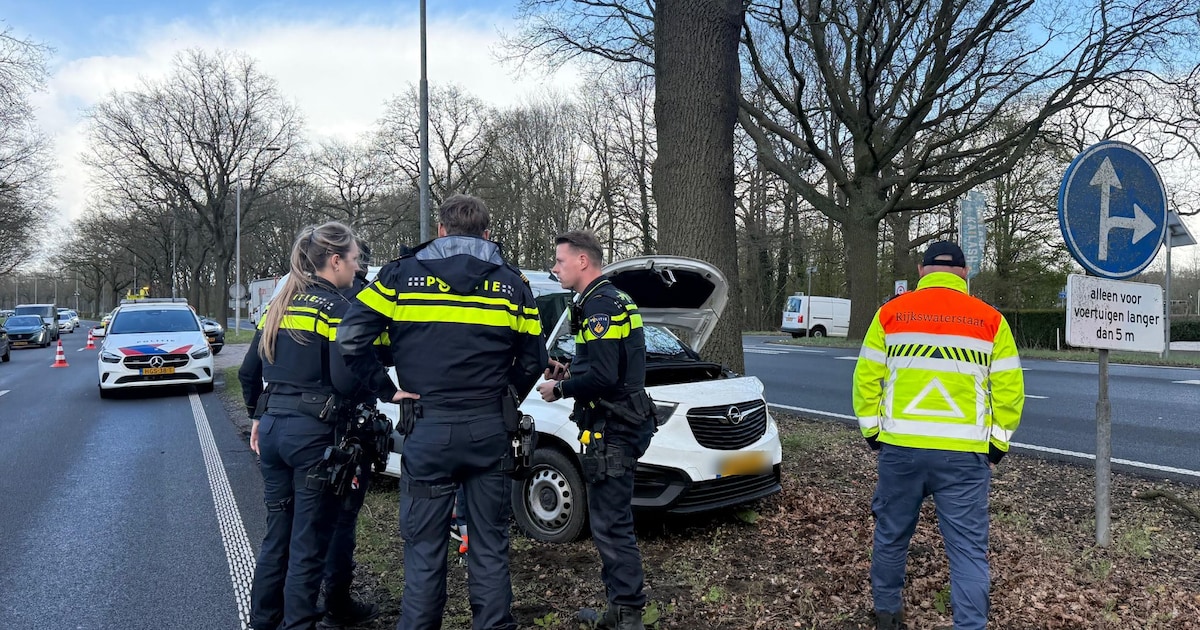 Hulpdiensten met spoed ter plaatse na melding ongeluk, blijkt pechgeval op N65 bij Helvoirt