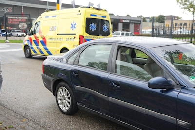 Scooterrijder botst met auto in Waalwijk en raakt gewond, op kruising gebeuren vaker ongelukken