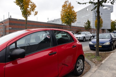 Tiental auto’s beschadigd bij politiebureau: verdachte opgepakt