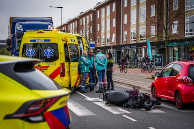 Scooterrijdster valt hard na botsing met auto in Eindhoven, traumahelikopter landt